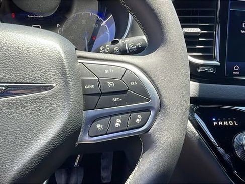 Used 2025 Chrysler Pacifica Select FWD image 23