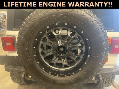 Used 2018 Jeep Wrangler Unlimited Sahara image 30