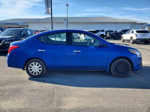 Used 2016 Nissan Versa SV image 2