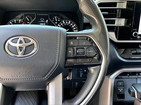 Used 2022 Toyota Tundra SR5 w/ SR5 Convenience Package AWD/4WD image 11