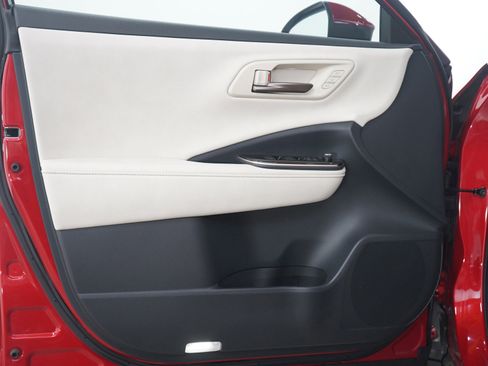 Used 2025 Toyota Crown Limited w/ Advanced Technology Package image 21