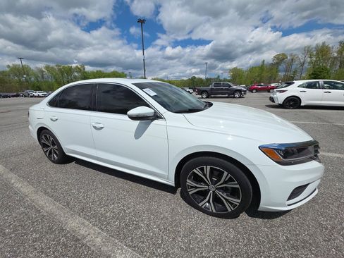 Used 2022 Volkswagen Passat 2.0T SE FWD image 4