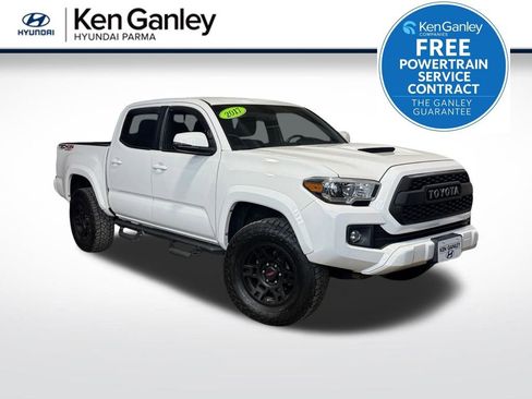 Used 2017 Toyota Tacoma TRD Sport image 1