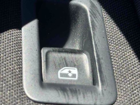 Used 2016 Volkswagen e-Golf SE FWD image 25