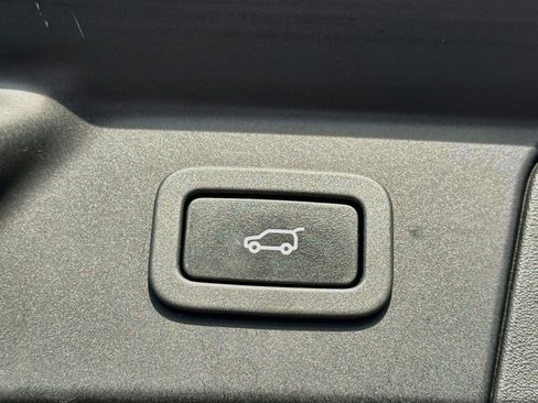 Used 2019 Land Rover Range Rover Velar R-Dynamic SE AWD/4WD image 12