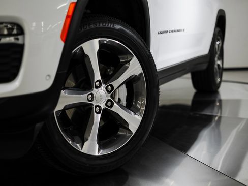 Used 2025 Jeep Grand Cherokee Limited w/ Luxury Tech Group II image 12