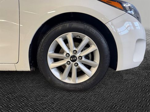 Used 2017 Kia Forte S image 11