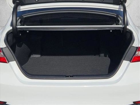 Used 2020 Toyota Camry LE image 6