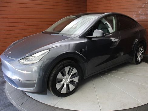 Used 2023 Tesla Model Y Long Range image 39
