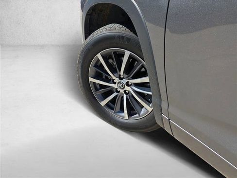 Used 2018 Toyota Highlander XLE image 10