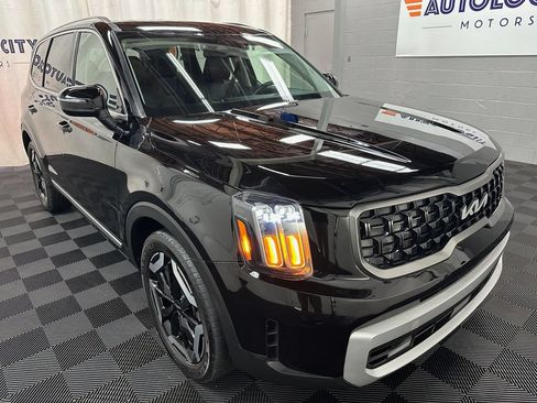 Used 2024 Kia Telluride EX w/ EX Captain's Chair Package AWD/4WD image 2