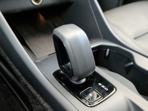 Used 2025 Volvo XC40 B5 Core image 27