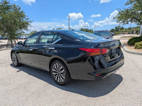 Used 2024 Nissan Altima 2.5 SV FWD image 8