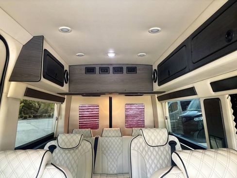 Used 2021 Mercedes-Benz Sprinter 2500 image 28