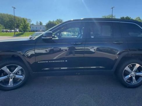 Used 2025 Jeep Grand Cherokee Limited AWD/4WD image 5