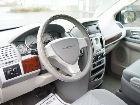 Used 2010 Chrysler Town & Country Touring image 3