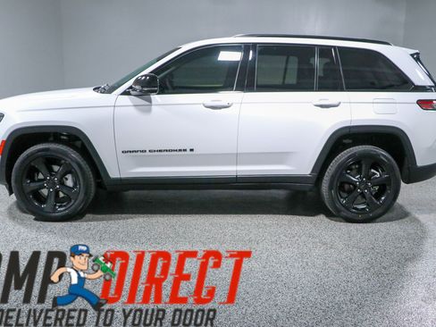 Used 2023 Jeep Grand Cherokee Limited w/ Luxury Tech Group II AWD/4WD image 10
