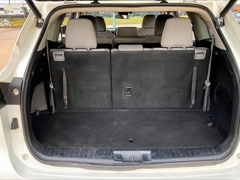 Used 2020 Toyota Highlander LE FWD image 31