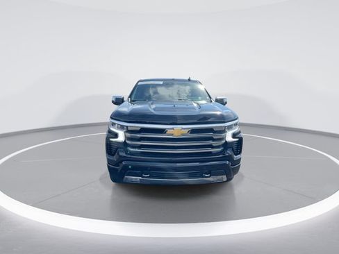 Used 2025 Chevrolet Silverado 1500 High Country w/ High Country Premium Package AWD/4WD image 3