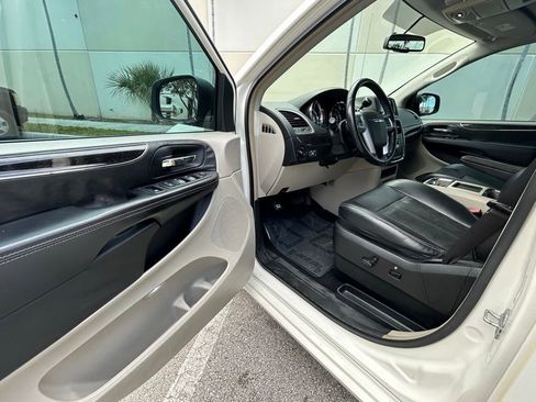 Used 2013 Chrysler Town & Country Touring image 15
