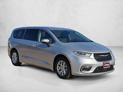 Used 2023 Chrysler Pacifica Touring-L FWD image 16