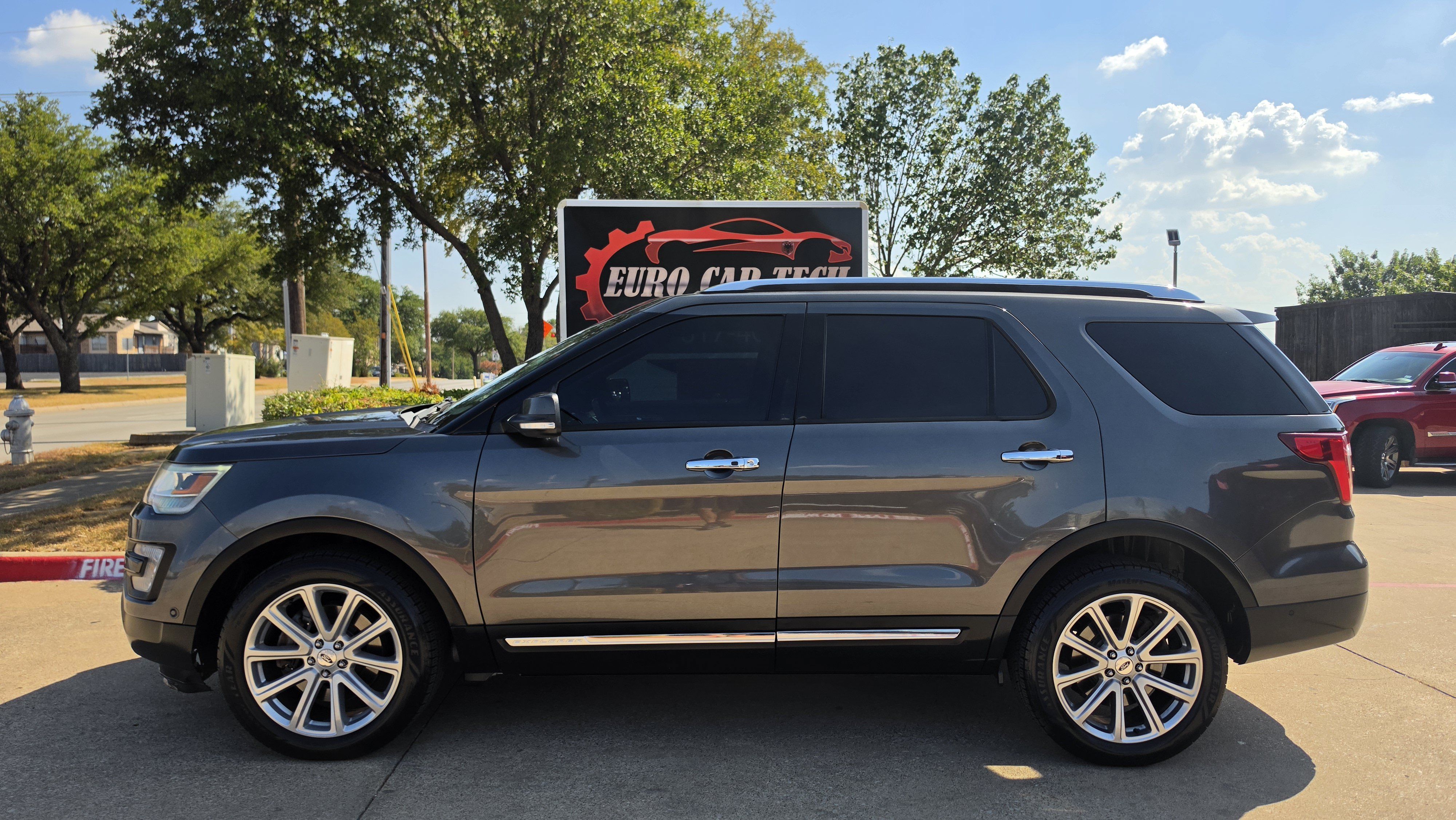 Used 2017 Ford Explorer Limited w/ Equipment Group 301A AWD/4WD image 2