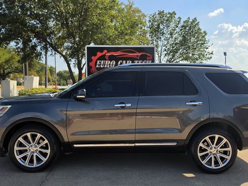 Used 2017 Ford Explorer Limited w/ Equipment Group 301A AWD/4WD image 2