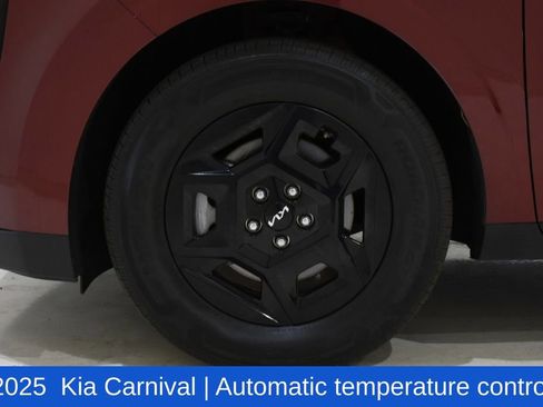 Used 2025 Kia Carnival FWD image 6