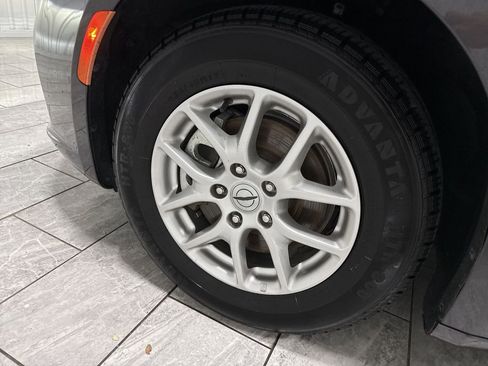 Used 2023 Chrysler Pacifica Touring-L image 34