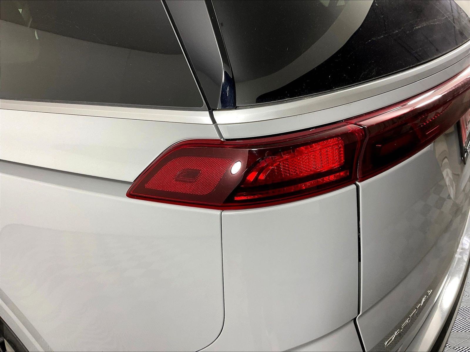 Used 2024 Kia Carnival EX FWD image 23