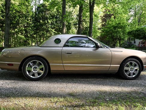 Used 2005 Ford Thunderbird RWD image 9