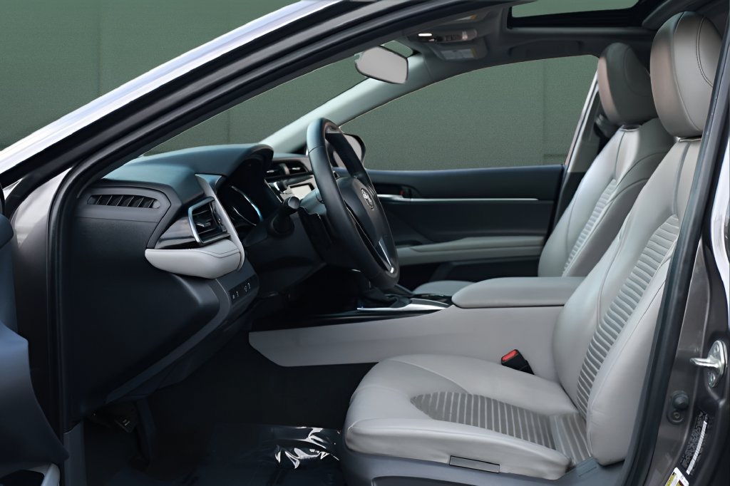 Used 2020 Toyota Camry SE w/ Convenience Package FWD image 17