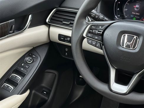 Used 2018 Honda Accord EX image 18
