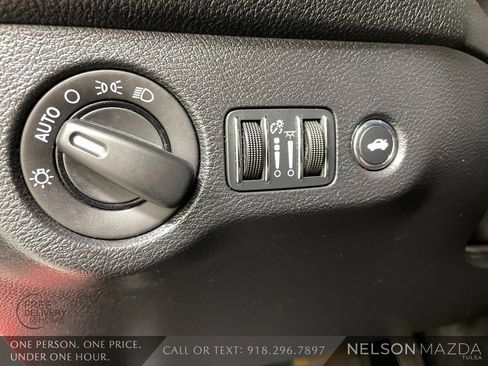 Used 2015 Dodge Challenger SXT image 24