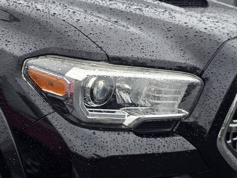 Used 2017 Toyota Tacoma TRD Sport AWD/4WD image 23