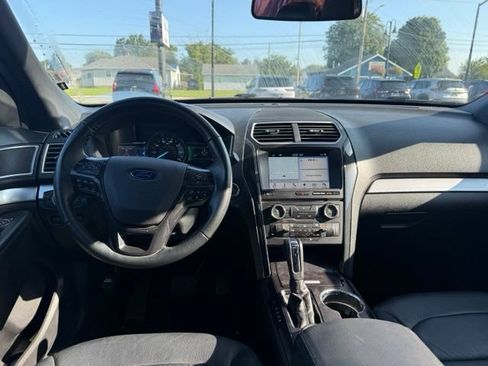 Used 2017 Ford Explorer XLT w/ Equipment Group 202A AWD/4WD image 11