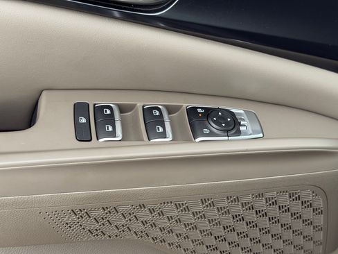 Certified 2025 Kia Carnival LXS FWD image 18