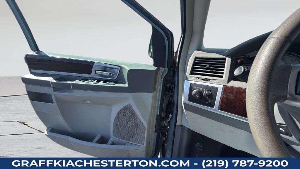 Used 2010 Chrysler Town & Country Touring FWD image 17