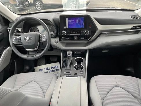 Used 2024 Toyota Highlander LE AWD/4WD image 7