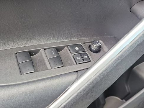 Used 2022 Toyota Corolla Cross LE w/ Moonroof Package FWD image 16
