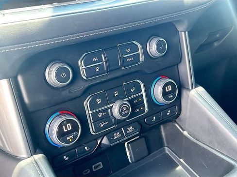 Used 2022 Chevrolet Suburban LT RWD image 13