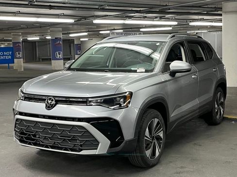 New 2025 Volkswagen Taos SE image 3