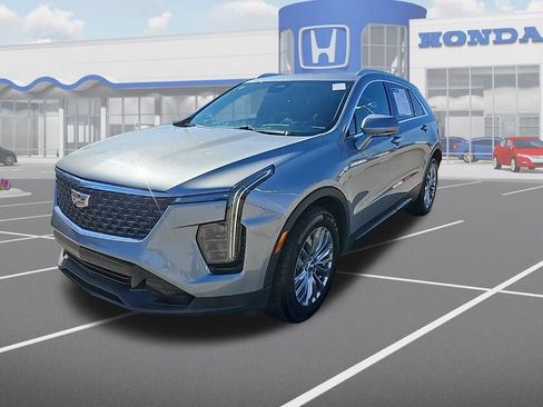 Used 2025 Cadillac XT4 Premium Luxury image 3