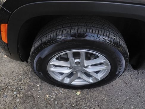 Used 2024 Jeep Grand Cherokee Laredo X AWD/4WD image 21
