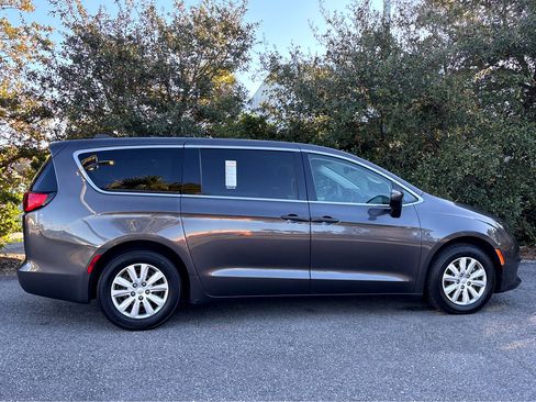 Used 2021 Chrysler Voyager L image 29