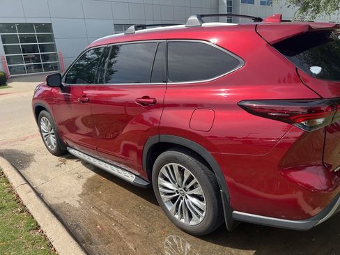 Used 2024 Toyota Highlander Platinum image 2