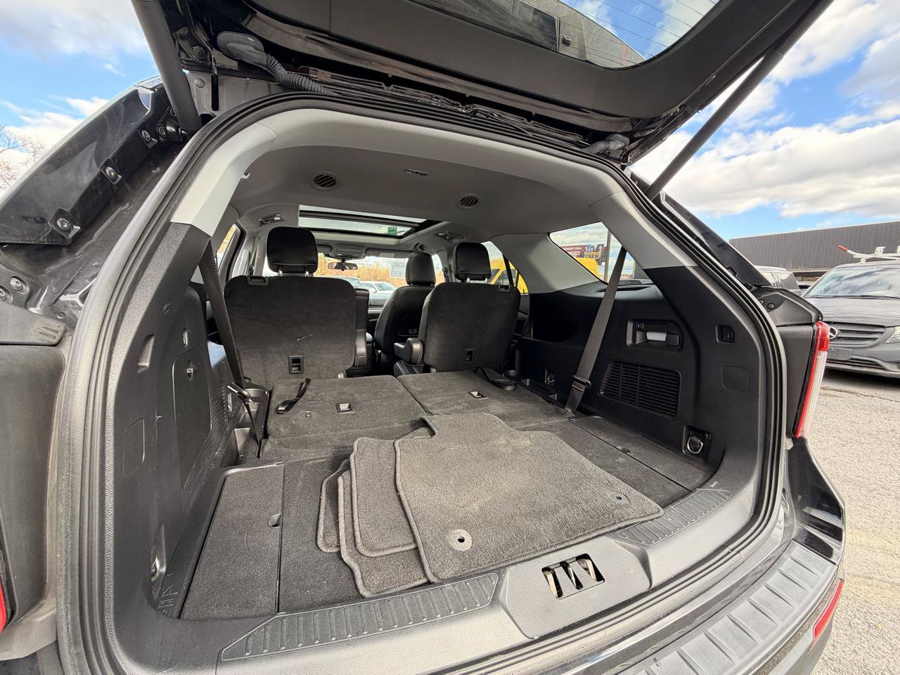 Used 2022 Ford Explorer XLT w/ Equipment Group 202A AWD/4WD image 19