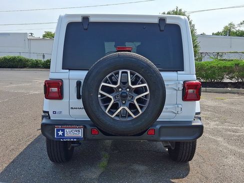 Used 2025 Jeep Wrangler Unlimited Sahara AWD/4WD image 10