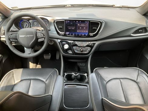 Used 2025 Chrysler Pacifica Limited FWD image 10