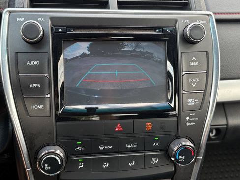 Used 2015 Toyota Camry SE w/ Moonroof Package FWD image 30